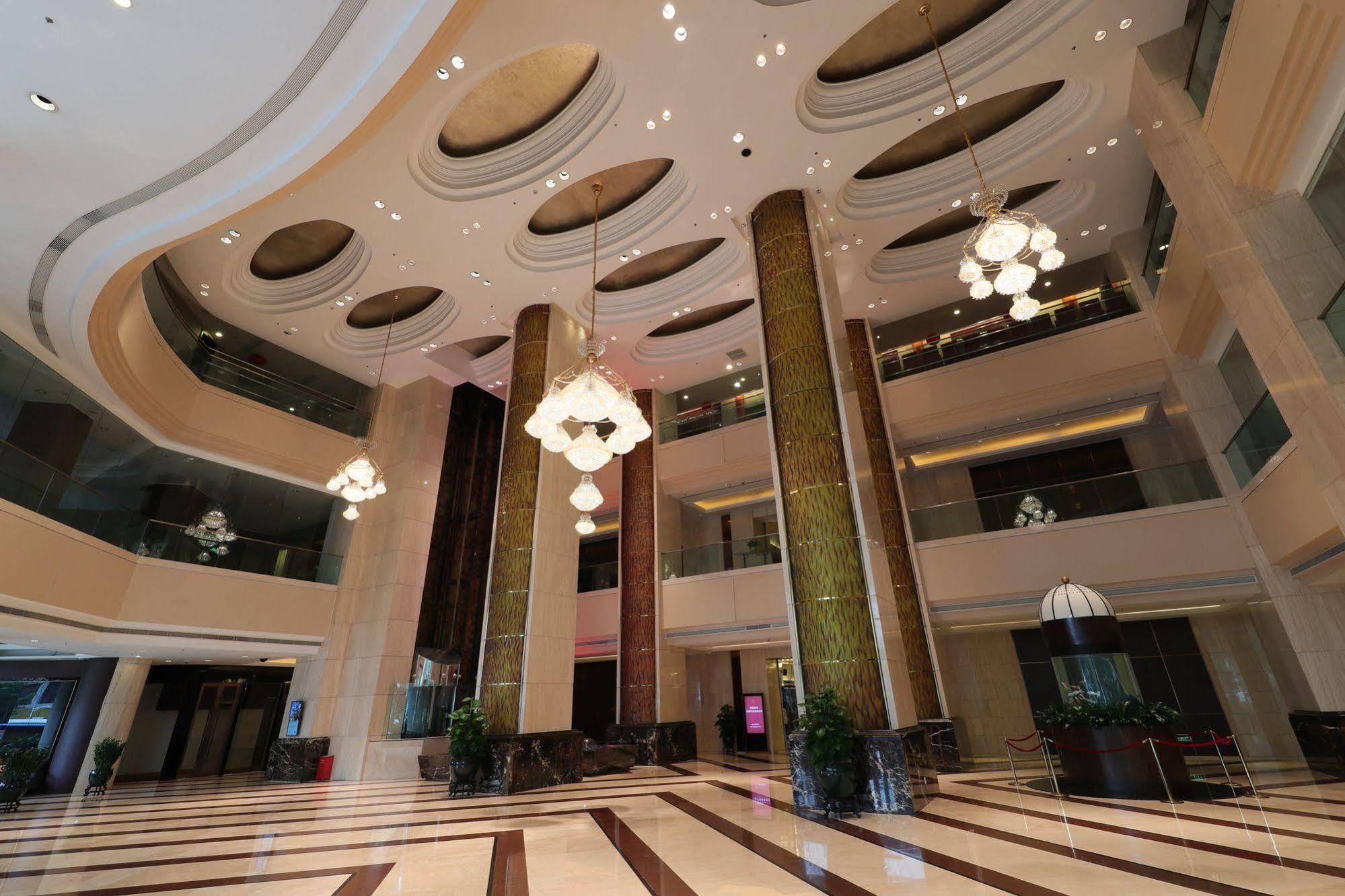Renaissance Shenzhen Luohu Hotel Exterior foto